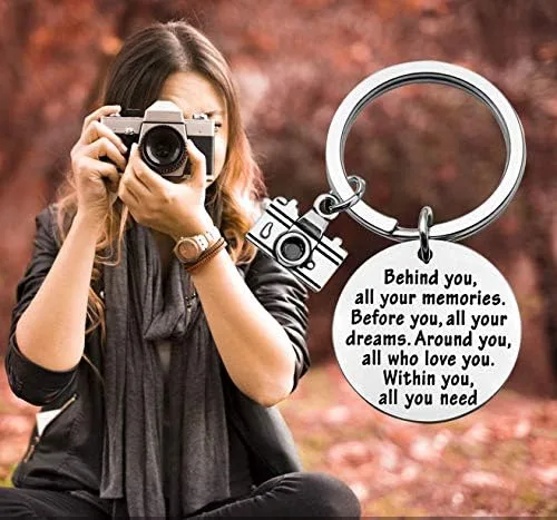 Vista 5 de FEELMEM - Llavero para cámara fotográfica regalo detrás de ti todos los recuerdos antes de ti y todos tus sueños llavero de fotografía regalo