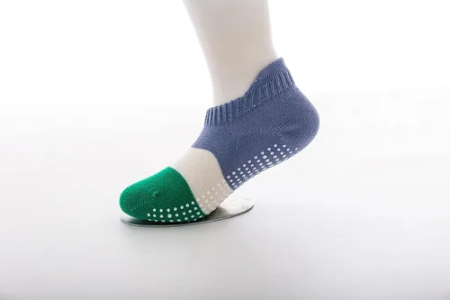 Vista 8 de J Poqobog Calcetines tobilleros antideslizantes para bebés, niños y niñas con suela antideslizante