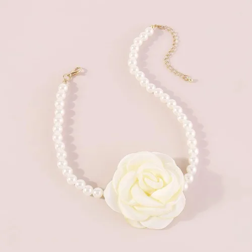 Vista 2 de Bethynas Gargantilla de perlas barrocas con flores hechas a mano, collar de rosa floral vintage, collar de perlas para novia, collar de perlas