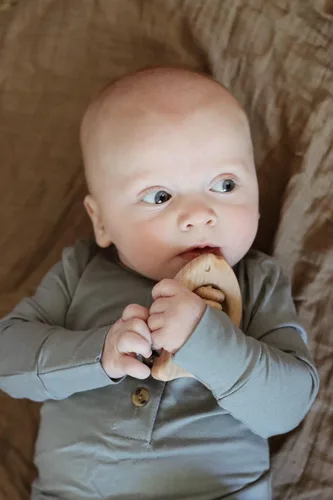 Vista 3 de Adventure Awaits! - Paquete de 2 - Sonajero de madera para niños pequeños y bebés, sonajeros Montessori Baby Rattles Juguetes para la dentición