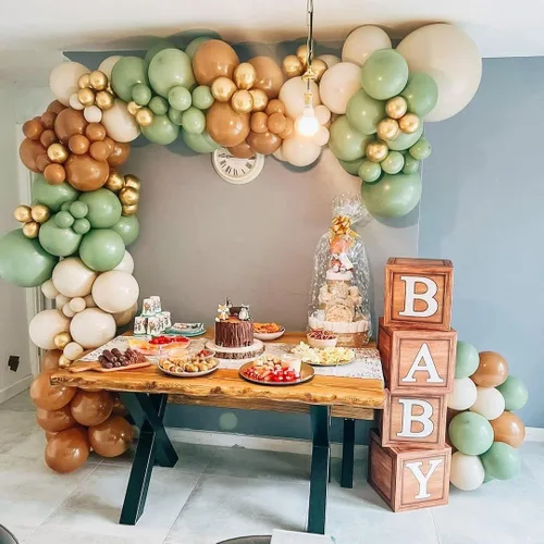 Vista 3 de Cajas de baby shower para decoración de fiesta, 4 bloques de madera de grano marrón con letras de bebé, letras impresas, decoración de centro