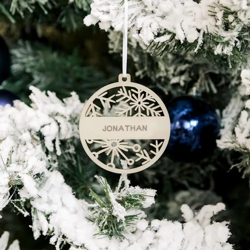 Vista 2 de Weddingstar Adorno personalizable para árbol de Navidad con copo de nieve de madera grabado, apellido