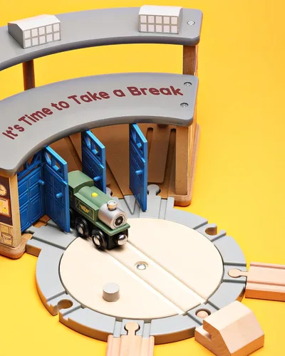 Vista 5 de Pista de tren de madera SainSmart Jr. con casa de locomotoras - Juguete ferroviario para niños pequeños, pistas de doble cara compatibles con todas