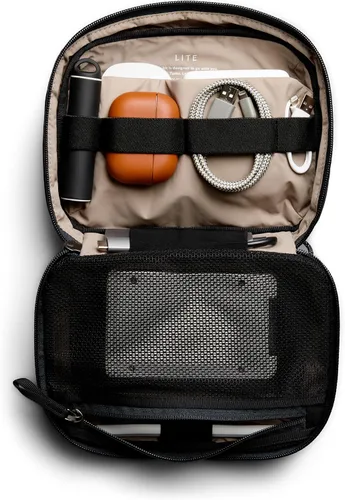Vista 2 de Bellroy Lite Tech Kit, organizador de viaje electrónico, color negro