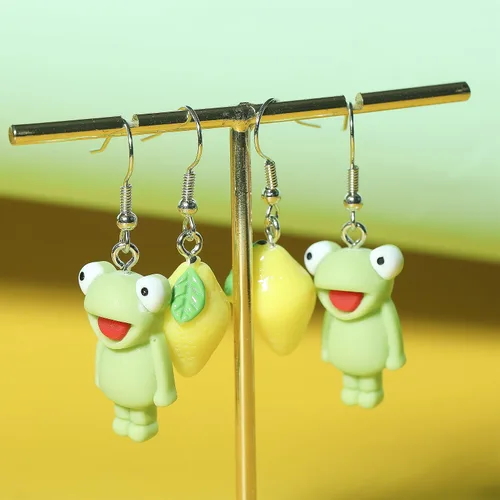Vista 6 de Juego de 20 pares de aretes extraños divertidos con diseño de oso de goma y pato, botella de agua, pez, dinosaurio, hongo, mariposa, fresa, juego