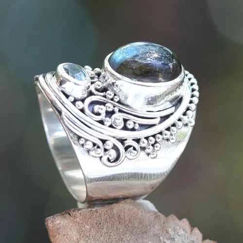 Vista 2 de NOVICA Anillo de plata de ley 925 con labradorita y topacio azul hecho a mano con texto en inglés "Misty Starlight