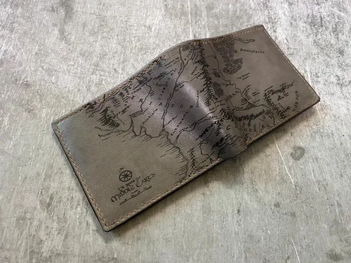 Vista 23 de Billetera vintage hecha a mano para hombre – Cuero auténtico plegable con grabado de mapa, regalo personalizable, Castaño, medio, Billetera plegable
