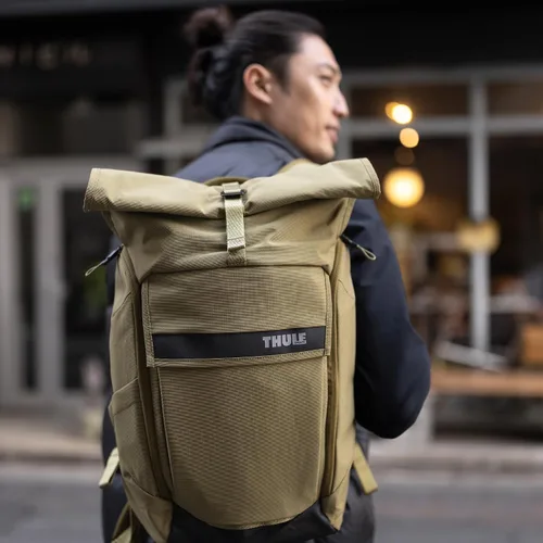 Vista 6 de Thule Paramount - Mochila de 24 litros con funda acolchada para laptop, se adapta a portátiles de 16 pulgadas y tabletas de 12 pulgadas, diseño