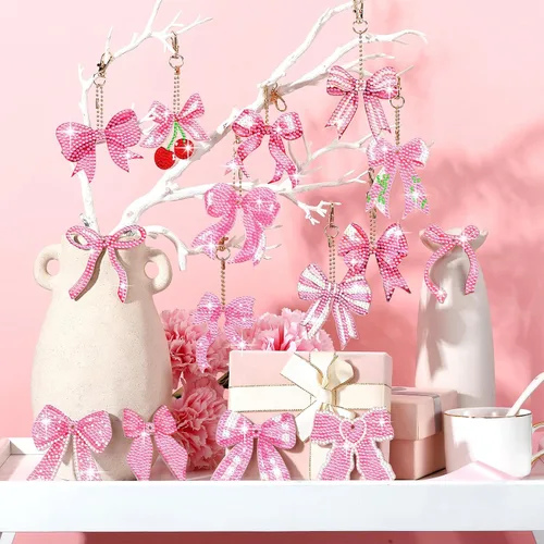 Vista 2 de Siifert 15 llaveros de arte de diamantes con lazo rosa, regalos de fiesta de coqueta, lazo rosa 5D, adornos colgantes de Navidad, kit de llaveros