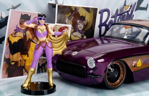 Vista 2 de Jada DC Comics Bombshells Batichica y coche fundido a presión Chevy Corvette 1957, vehículo a escala 1:24 y figura de colección de 2.75 pulgadas