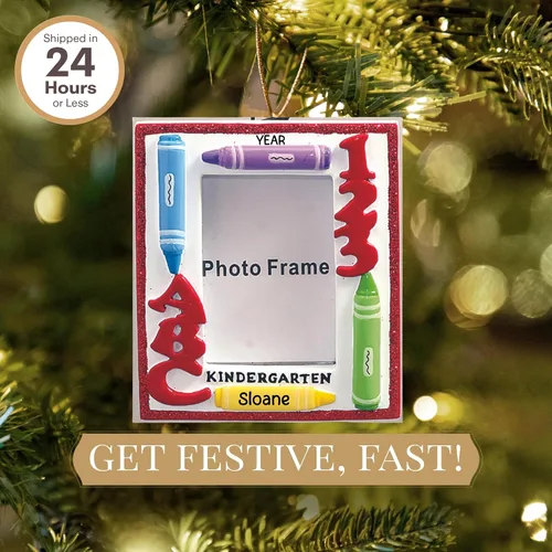 Vista 2 de Marco de fotos personalizado 2026 Adornos de Navidad preescolares personalizados las 24 horas para árbol Regalo de recuerdo personalizado