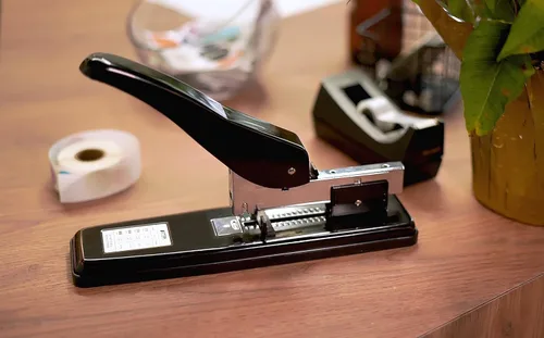 Vista 2 de Better Office Products Engrapadora comercial resistente con 2,000 grapas, acero pulido negro, alta capacidad de 100 hojas, palanca ergonómica