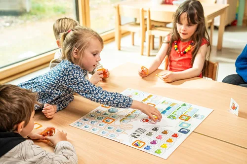 Vista 9 de Concept Kids Animals - Juego cooperativo de adivinanzas de animales para niños. Divertido juego de mesa familiar para niños y adultos, a partir de 4