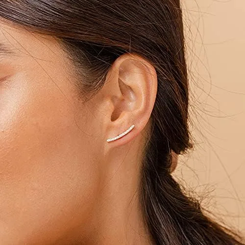 Vista 2 de PAVOI Aretes Trepadores con Tachuelas Chapados en Oro de 14K con Circonita Cúbica para Mujeres - Aretes de Moda Trepadores de Flecha con Diamantes