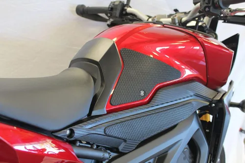 Vista 3 de TechSpec Puños de tanque Gripster - FJ-09 / MT-09 TRACER (2015 - ACTUAL) - 62-4013-SS - SnakeSkin