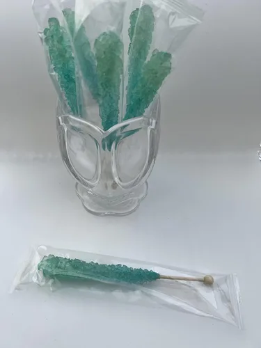 Vista 27 de Palitos clásicos de caramelo de roca, caramelos de roca de azúcar en cristal, envueltos individualmente (Paquete de 12, Niña bebé