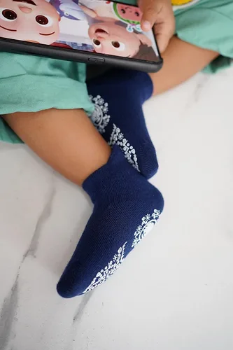 Vista 3 de RATIVE Calcetines antideslizantes con puños para bebés, niños y niñas