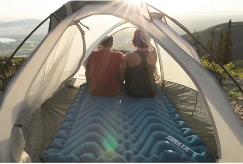 Vista 8 de Klymit Colchoneta de dormir aislada doble en V, colchón de aire ligero para acampar para tiendas de campaña y autos con mapeo corporal Tech Blue-2020