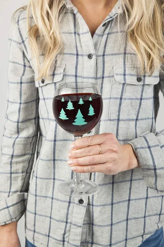 Vista 8 de BigMouth Inc. The Flannel Shirt - Copa de vino de 14 onzas con gráficos de árbol de hoja perenne, incluye camisa de franela extraíble con frases