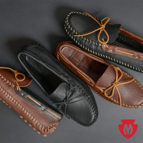 Vista 7 de Minnetonka Mocasines de piel vacuna de doble parte inferior para hombre, Castaño Lariat
