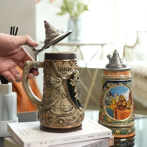 Vista 3 de Taza de jarra de cerveza alemana Oktoberfest bávara vikinga con tapa Petwer para hombres, padre amante de la cerveza, 0.9 litros