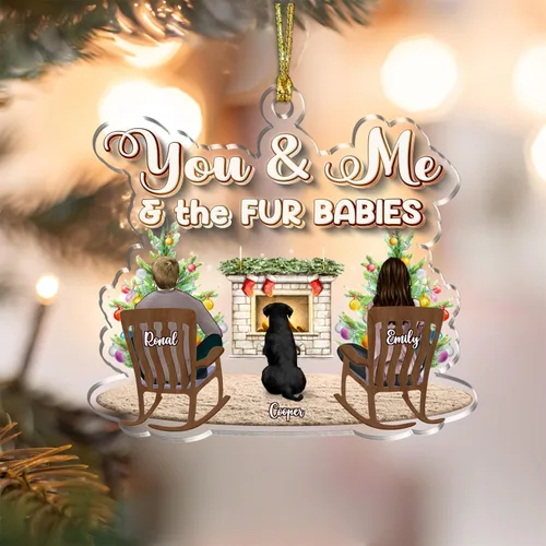 Vista 4 de GOSSBY Adorno transparente – Personalizado (pareja y 1 perro) You and Me and The Fur Babies Ornamento 2023 – Pareja de Navidad con perro para árbol