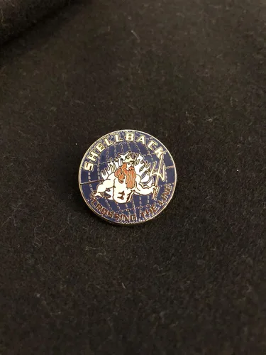 Vista 2 de Pin de solapa con diseño de sombrero de Shellback de la Marina de Estados Unidos con gráficos de Neptuno y Globo 125 Metal