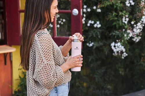 Vista 4 de Stanley AeroLight Transit Bottle - Botella de 20 onzas Tapa con cierre para beber Botella de agua resistente a fugas o taza de viaje para café