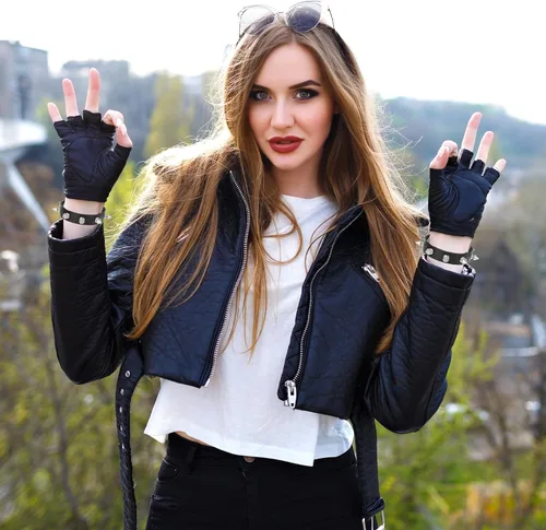 Vista 7 de WLLHYF Pulsera ajustable de cuero con tachuelas punk rock negro Emo pulseras góticas para hombres y mujeres