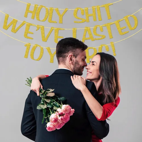 Vista 3 de Holy Shit We Lasted 10 Years - Cartel de 10º aniversario de boda, decoración divertida para él, su marido, esposa, padres, pre-encordado, purpurina