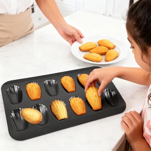Vista 8 de Madeleines 12 Cavity Madeleine Baking Mould Carbon Steel with Non-Stick Coating for Oven Baking Chocolate Brownies Biscuits, Black