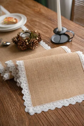 Vista 4 de Camino de mesa de yute natural rústico para mesa de comedor de granja con dobladillo de encaje para boda, fiesta, camino de mesa lavable, camino