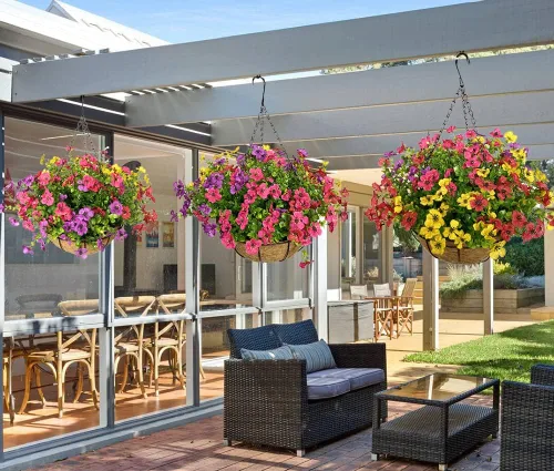 Vista 4 de Flores artificiales en cesta, cestas colgantes artificiales con flores para decoración de patio interior y exterior, cesta de forro de coco de 12