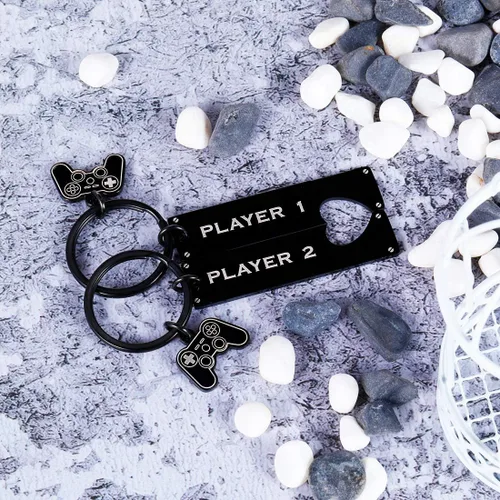 Vista 6 de Regalos para novio de novia divertido jugador de jugador 1 jugador 2 llaveros a juego para jugador novio pareja llavero de San Valentín Negro