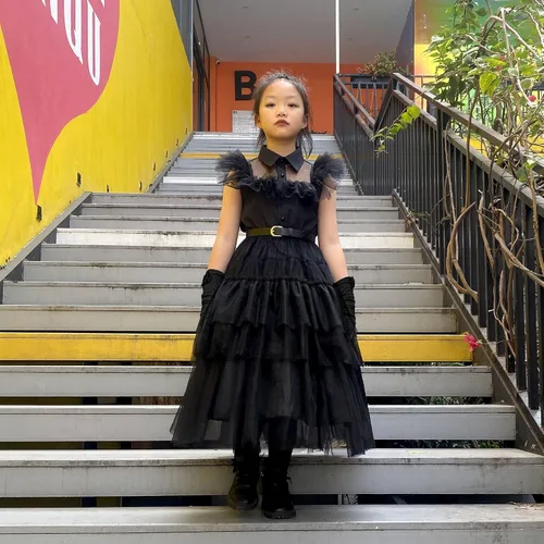 Vista 8 de KLFFLGID Wednesday Addams - Vestido de Halloween para niñas con guantes, cinturón y calcetines, traje de cosplay de la familia Addams