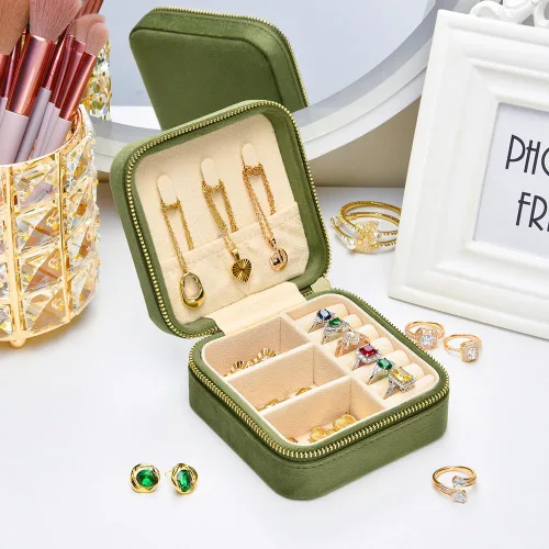 Vista 4 de Joyero de viaje, pequeño joyero de terciopelo de felpa para mujeres y niñas, organizador portátil de joyería para anillos, aretes, collares