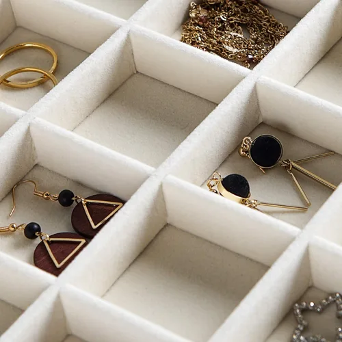 Vista 5 de Frebeauty Bandeja de joyería de terciopelo, organizador de joyas de 24 rejillas con tapa transparente, organizador de aretes con cierre, anillos