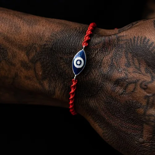 Vista 2 de KARMA AND LUCK Pulsera de hilo rojo Fearless Gaze