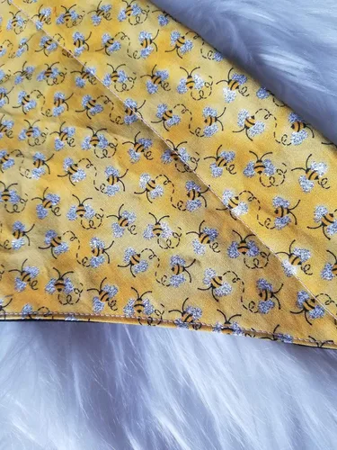 Vista 3 de Bandana brillante para perro sobre el collar de Bumble Bee's que se desliza en su collar existente, talla S