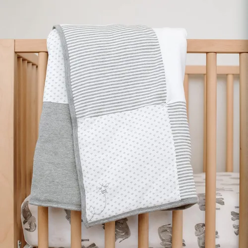 Vista 5 de Burts Bees Baby Juego de regalo unisex para bebé batas sombreros edredón reversible y juguete de peluche paquete esencial de 100 algodón orgánico