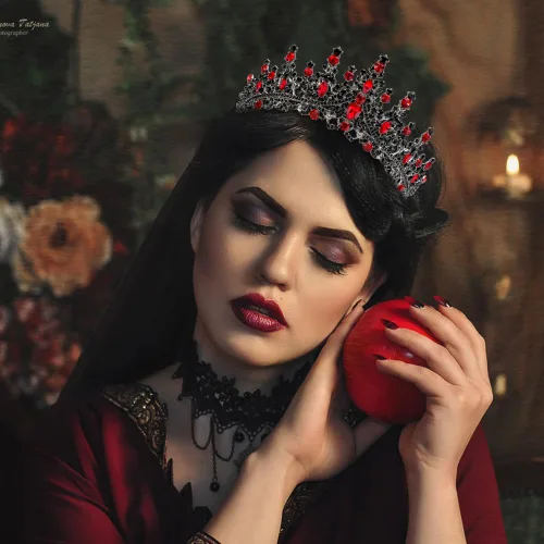 Vista 2 de TOBATOBA Corona de reina de corazones, corona de reina real para mujer, corona roja gótica negra, tiaras de princesa para mujeres y niñas, corona