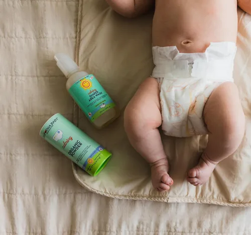 Vista 5 de California Baby Polvo de bebé orgánico certificado sin talco Absorbe la humedad y antirozaduras Polvo de bebé lavanda tamaño viaje 2.5 oz / 71