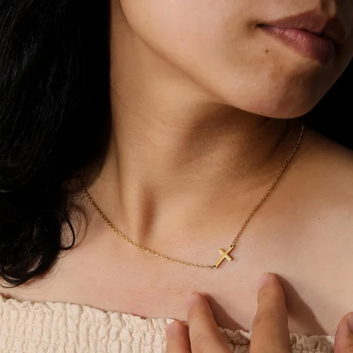 Vista 3 de Delicado collar de cruz dorada para mujer, regalo de cruz para nieta, hija, mamá, abuela, sobrina, mejores amigas, hermana, gargantilla pequeña
