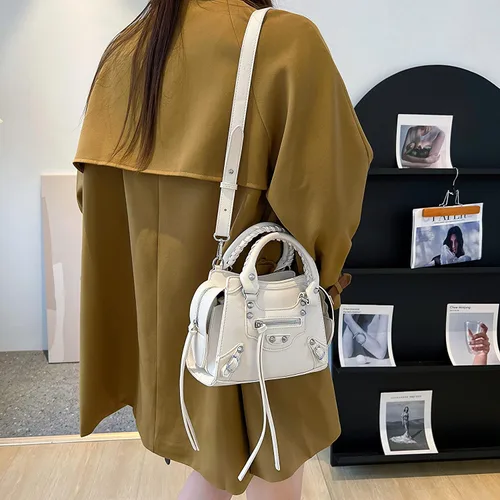 Vista 2 de OWGSEE Bolsos tipo bandolera para mujer, pequeños bolsos tipo hobo tipo bandolera tipo bandolera con remaches