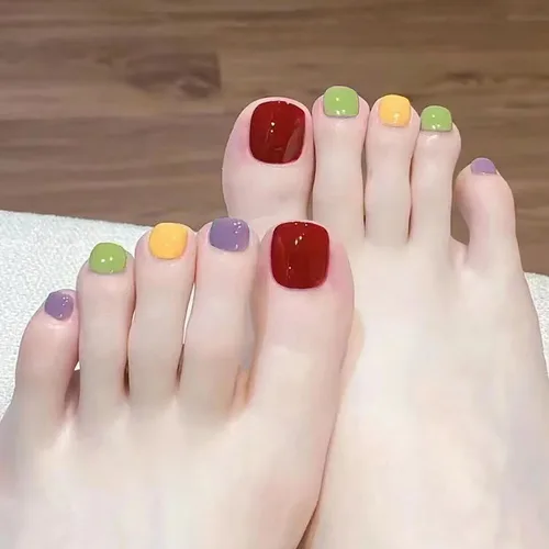 Vista 26 de Uñas postizas acrílicas artificiales negras para los dedos de los pies, ataúd a presión con diseños de flores blancas, uñas postizas reutilizables