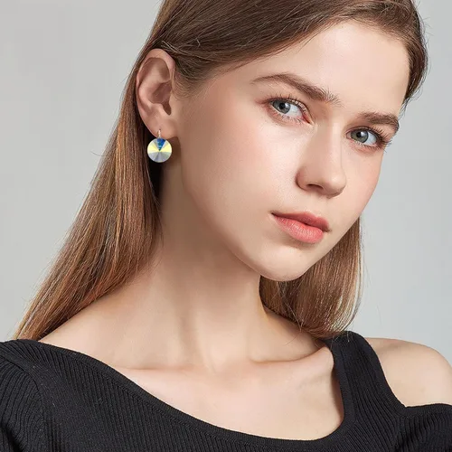 Vista 4 de Aretes colgantes con cristales Bella, chapados en oro blanco de 18 quilates, chapados en oro amarillo y cristales redondos para mujer, 0.551 in