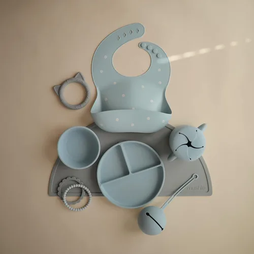 Vista 138 de Mushie - Babero de silicona para bebé, ajustable y resistente al agua (abejas) De 4 a 24 meses, lavable a máquina, correa ajustable