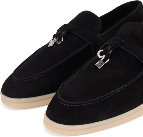 Vista 5 de Mocasines de piel de ante de diseño prémium con dijes de verano para mujer Negro