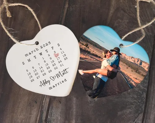 Vista 7 de NAZENTI Adorno de boda personalizado, adorno de regalo de compromiso, nombre y foto personalizados, adornos de aniversario de primera Navidad