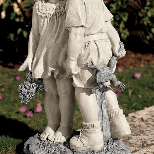 Vista 6 de Jóvenes novios: estatua de jardín de niños besando